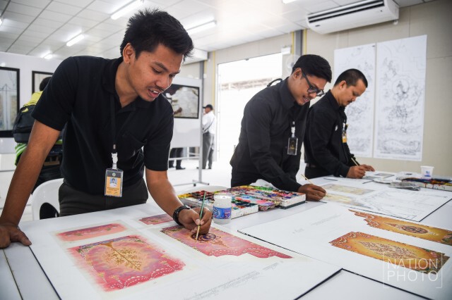 จนท.ปั้นเทวดาองค์จำลอง ใช้เป็นแบบสร้างเทวดาประกอบพระเมรุมาศฯ