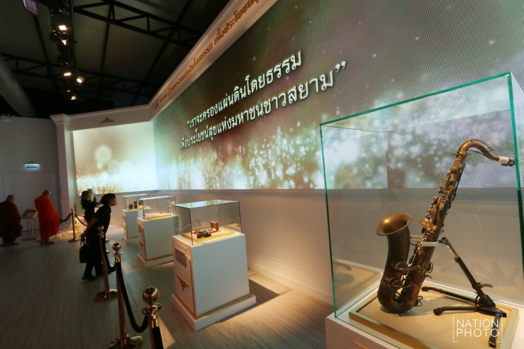 ประชาชนเข้าชมนิทรรศการชุด "เย็นศิระ เพราะพระบริบาล"
