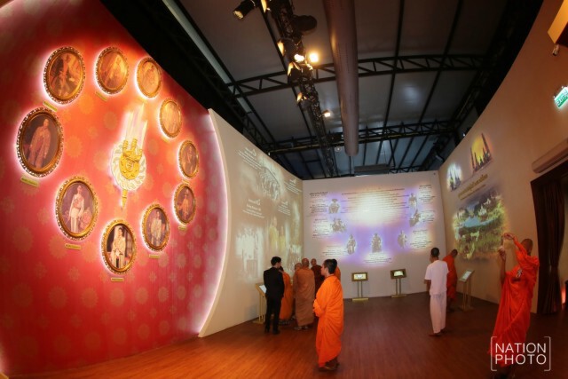 ประชาชนเข้าชมนิทรรศการชุด "เย็นศิระ เพราะพระบริบาล"