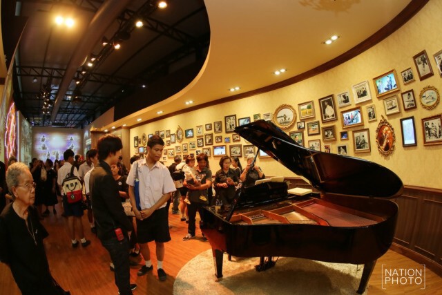 ประชาชนเข้าชมนิทรรศการชุด "เย็นศิระ เพราะพระบริบาล"