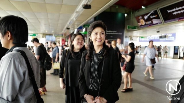"ยิ่งลักษณ์" หนีรถติดขึ้นรถไฟฟ้า