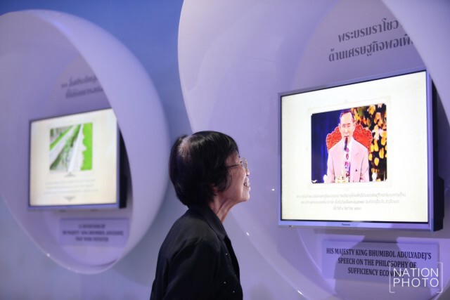 ประชาชนเข้าชมนิทรรศการชุด "เย็นศิระ เพราะพระบริบาล"