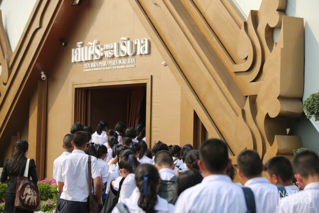 ประชาชนเข้าชมนิทรรศการชุด "เย็นศิระ เพราะพระบริบาล"