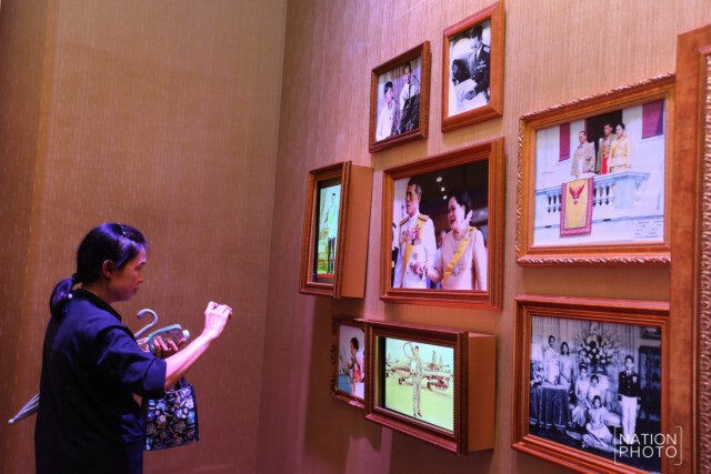 ประชาชนเข้าชมนิทรรศการชุด "เย็นศิระ เพราะพระบริบาล"
