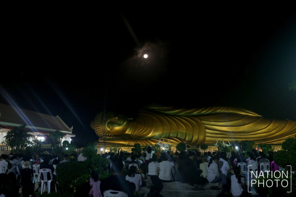 เวียนเทียนรอบพระนอน ที่วัดแหลมพ้อ สงขลา