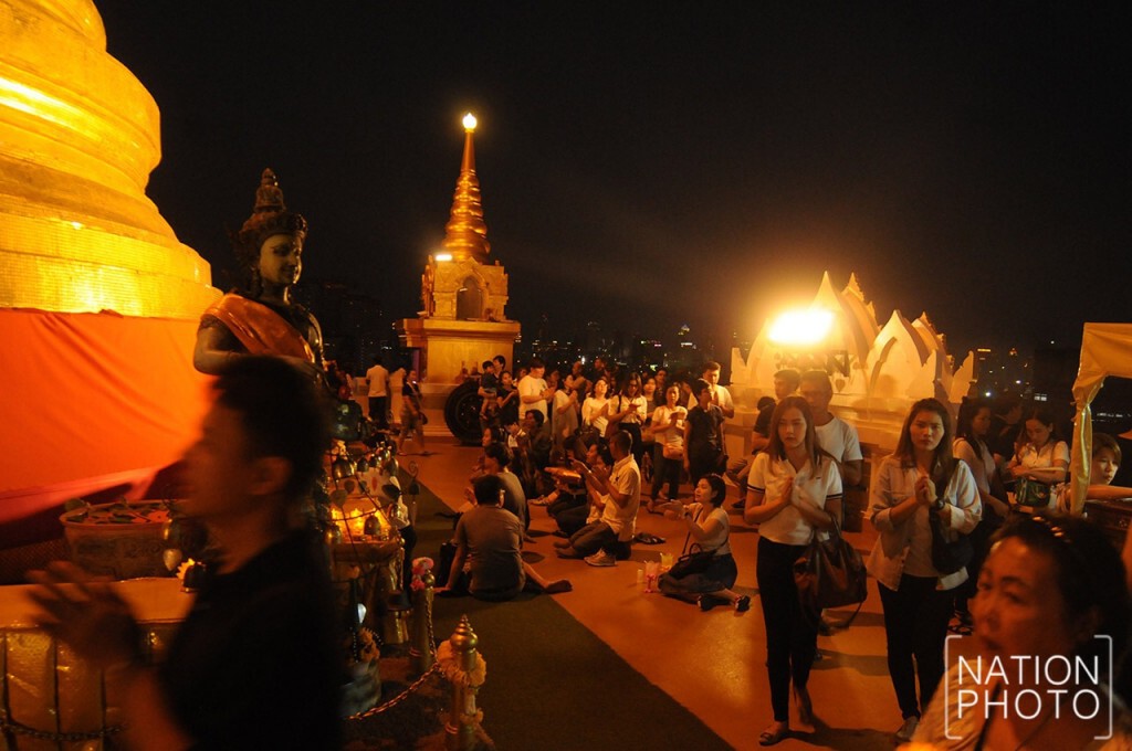 ช่วงค่ำ...เวียนเทียน ที่ภูเขาทอง ช่วงค่ำ...เวียนเทียน ที่ภูเขาทอง