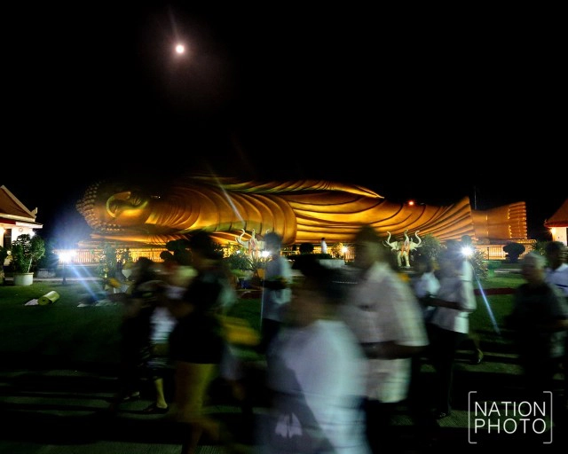 เวียนเทียนรอบพระนอน ที่วัดแหลมพ้อ สงขลา