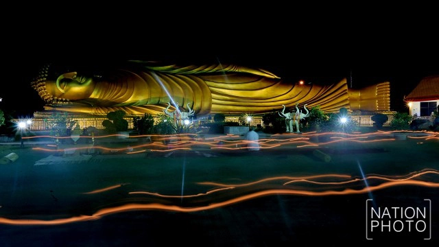 เวียนเทียนรอบพระนอน ที่วัดแหลมพ้อ สงขลา