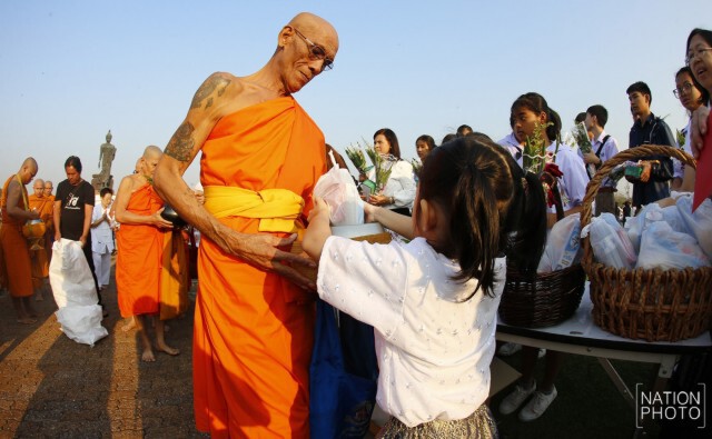 พิธีตักบาตรพระสงฆ์ เนื่องในวันมาฆบูชา ณ พุทธมณฑล