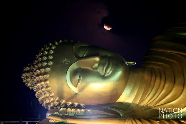 เวียนเทียนรอบพระนอน ที่วัดแหลมพ้อ สงขลา