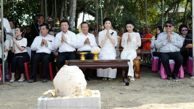 "ยิ่งลักษณ์" เททองหล่อพระ จ.อ่างทอง
