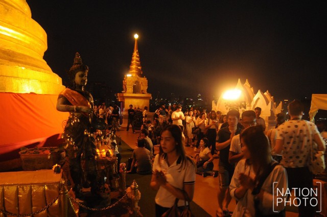 ช่วงค่ำ...เวียนเทียน ที่ภูเขาทอง
