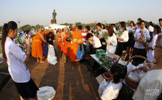 พิธีตักบาตรพระสงฆ์ เนื่องในวันมาฆบูชา ณ พุทธมณฑล