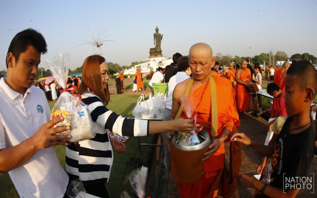 พิธีตักบาตรพระสงฆ์ เนื่องในวันมาฆบูชา ณ พุทธมณฑล