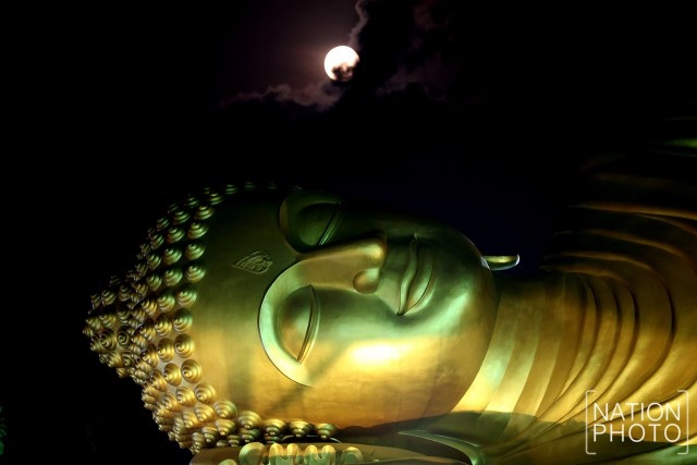 เวียนเทียนรอบพระนอน ที่วัดแหลมพ้อ สงขลา