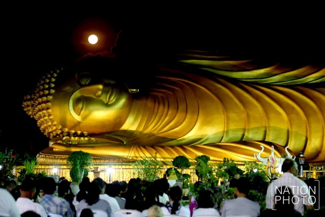 เวียนเทียนรอบพระนอน ที่วัดแหลมพ้อ สงขลา