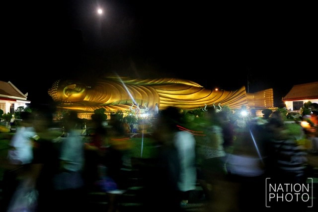 เวียนเทียนรอบพระนอน ที่วัดแหลมพ้อ สงขลา