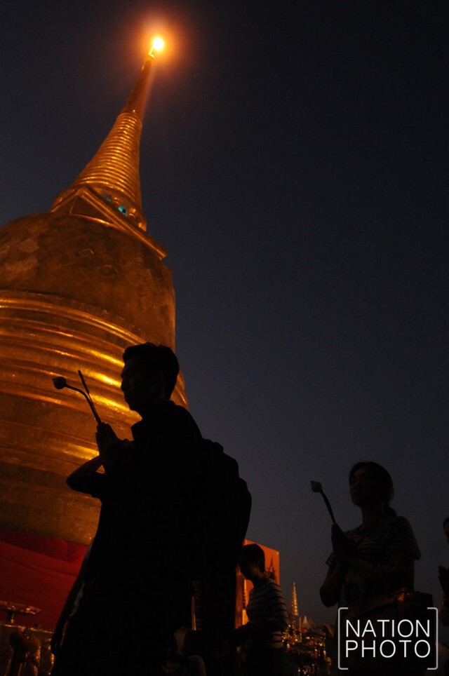 ช่วงค่ำ...เวียนเทียน ที่ภูเขาทอง