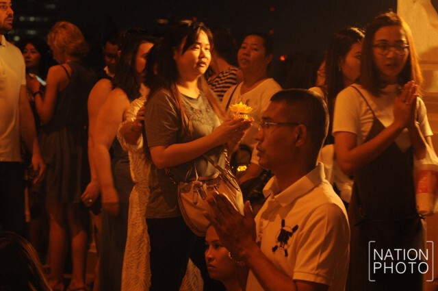 ช่วงค่ำ...เวียนเทียน ที่ภูเขาทอง