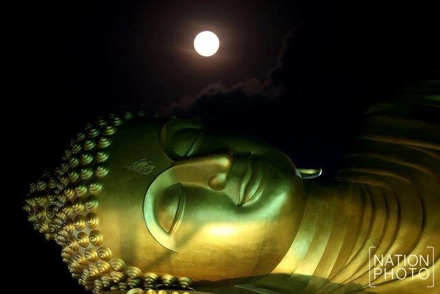 เวียนเทียนรอบพระนอน ที่วัดแหลมพ้อ สงขลา