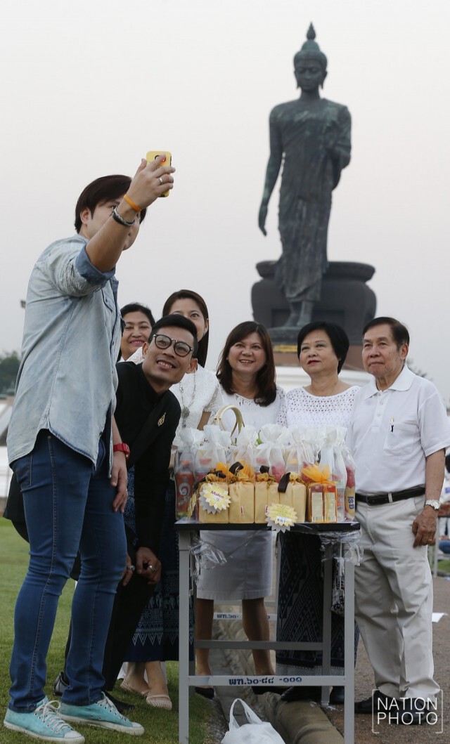 พิธีตักบาตรพระสงฆ์ เนื่องในวันมาฆบูชา ณ พุทธมณฑล