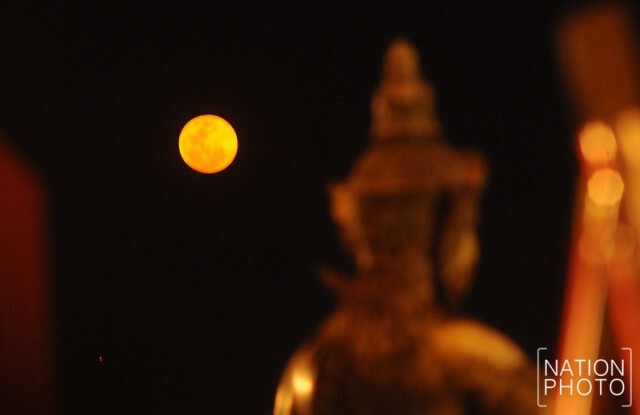 ช่วงค่ำ...เวียนเทียน ที่ภูเขาทอง