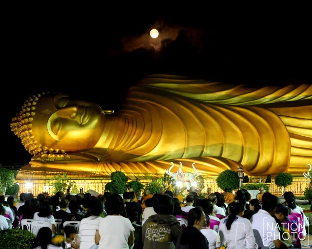 เวียนเทียนรอบพระนอน ที่วัดแหลมพ้อ สงขลา