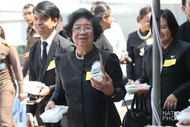 สมเด็จพระเจ้าอยู่หัว พระราชทานอาหารแก่ประชาชนที่ไปกราบพระบรมศพฯ