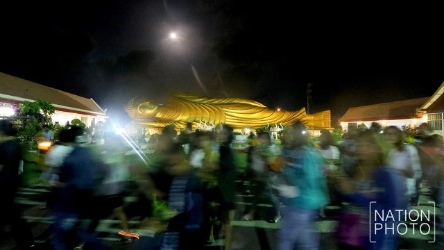 เวียนเทียนรอบพระนอน ที่วัดแหลมพ้อ สงขลา