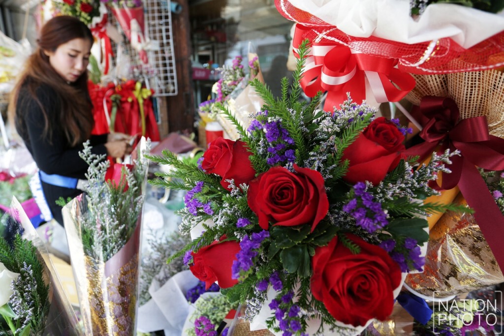 วาเลนไทน์ปากคลองตลาดเริ่มคึกคัก
ดอกกุหลาบจ่อขยับราคาพุ่ง 2 เท่า วาเลนไทน์ปากคลองตลาดเริ่มคึกคัก
ดอกกุหลาบจ่อขยับราคาพุ่ง 2 เท่า