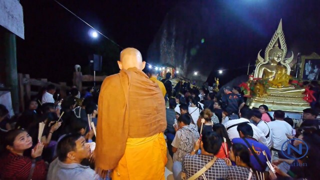 ปชช.แห่ขึ้นเขาคิชฌกูฎ นมัสการ"รอยพระพุทธบาทพลวง"
เฉพาะช่วงเช้ากว่าห้าหมื่นคน