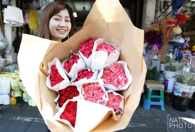 วาเลนไทน์ปากคลองตลาดเริ่มคึกคัก
ดอกกุหลาบจ่อขยับราคาพุ่ง 2 เท่า