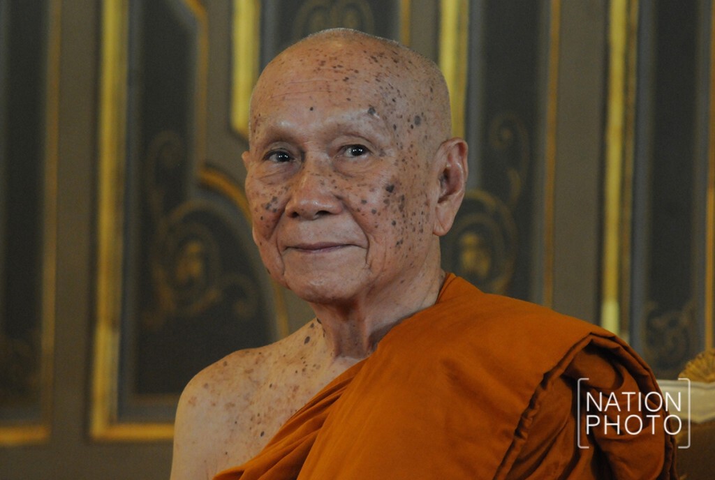 สมเด็จพระสังฆราช เสด็จออกจากตำหนักอรุณมายังพระอุโบสถ ทรงมีพระพักตร์ แจ่มใส