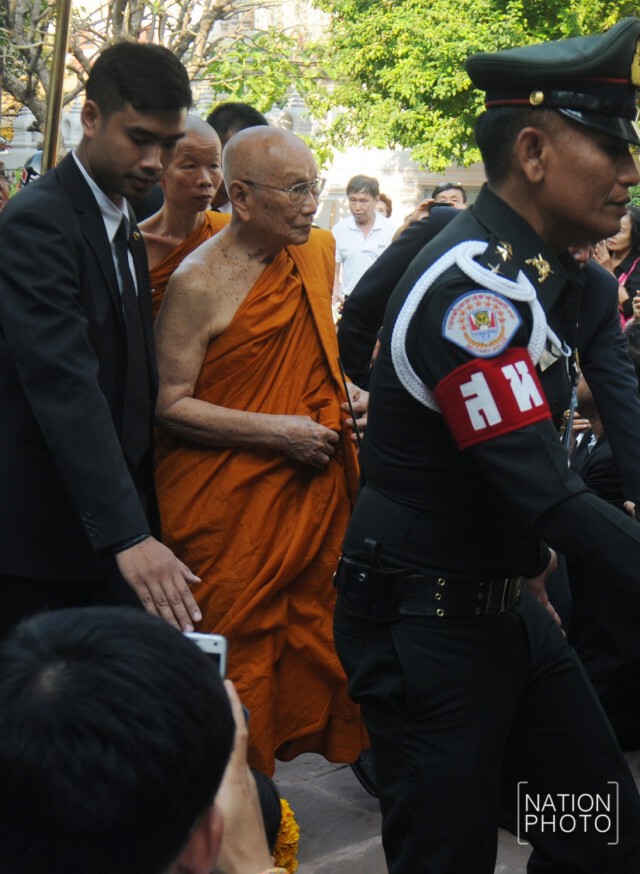 สมเด็จพระสังฆราช เสด็จออกจากตำหนักอรุณมายังพระอุโบสถ ทรงมีพระพักตร์ แจ่มใส