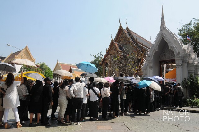 สมเด็จพระสังฆราช เสด็จออกจากตำหนักอรุณมายังพระอุโบสถ ทรงมีพระพักตร์ แจ่มใส
