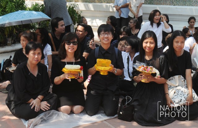 สมเด็จพระสังฆราช เสด็จออกจากตำหนักอรุณมายังพระอุโบสถ ทรงมีพระพักตร์ แจ่มใส