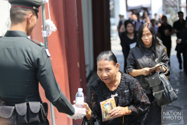 สมเด็จพระเจ้าอยู่หัว พระราชทานอาหารแก่ประชาชนที่ไปกราบพระบรมศพฯ