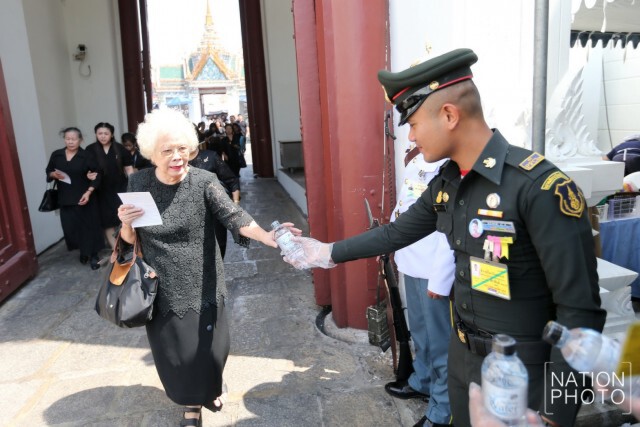 สมเด็จพระเจ้าอยู่หัว พระราชทานอาหารแก่ประชาชนที่ไปกราบพระบรมศพฯ