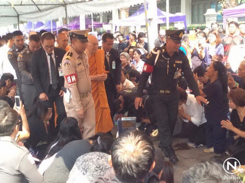 "สมเด็จพระสังฆราช" เสด็จออกพบประชาชนที่เฝ้ารอถวายสักการะ