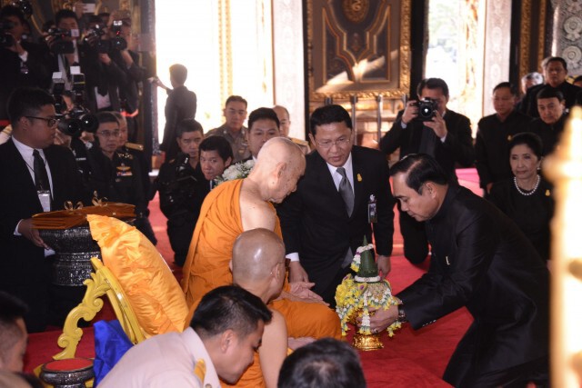 นายกฯนำ ครม.ถวายสักการะ "พระสังฆราช"