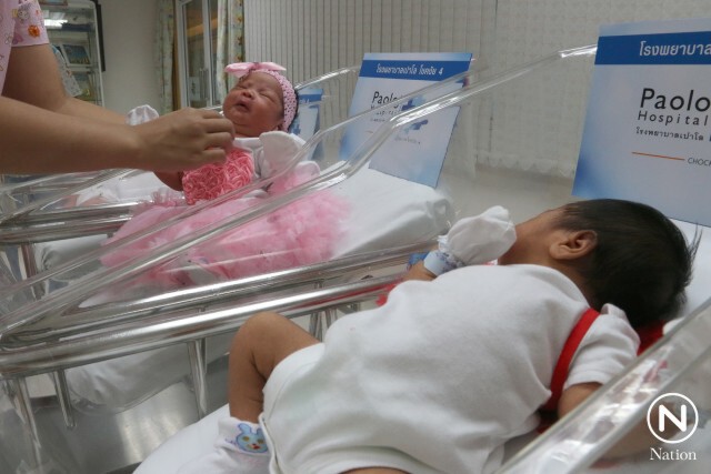 รพ.เปาโลฯโชคชัย4 แต่งชุดให้ทารก ต้อนรับเทศกาลวันวาเลนไทน์
