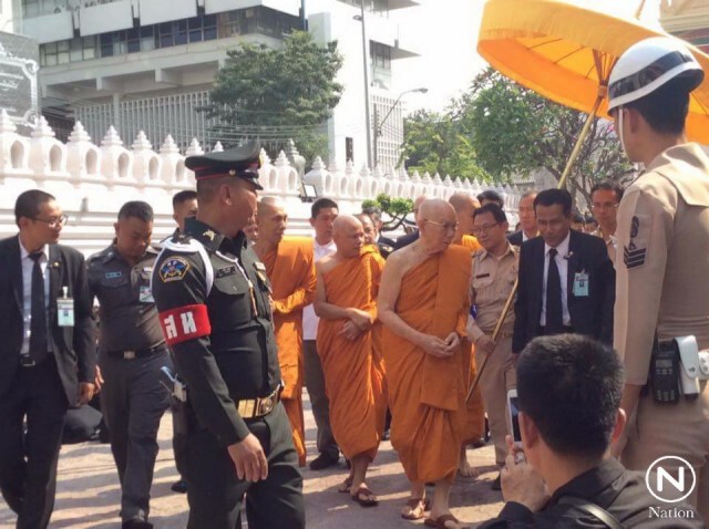 "สมเด็จพระสังฆราช" เสด็จออกพบประชาชนที่เฝ้ารอถวายสักการะ
