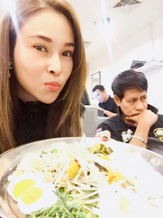 "เมียไทด์-เอกพันธ์" แจงสื่อวันวาเลนไทน์ 
ยันแต่งงาน 13 ปี ไม่คิดหย่า!