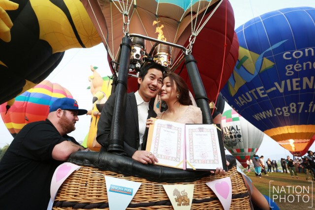 22 คู่รัก ร่วมจดทะเบียนลอยฟ้า บนบอลลูน