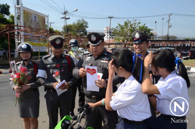 ตำรวจกาฬสินธุ์มอบดอกกุหลาบ ออกใบเตือนรักวาเลนไทน์แทนใบสั่ง