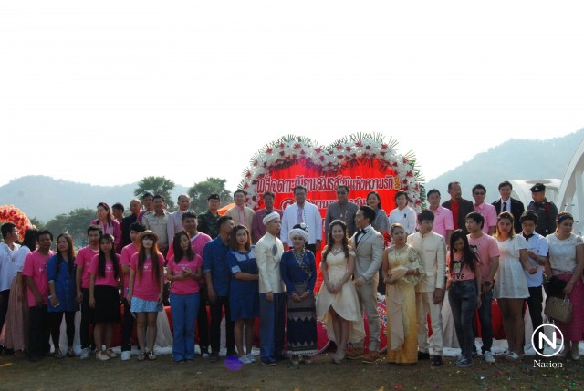 ลำพูนเปิดสะพานรักนิรันดร์ จดทะเบียนสมรสคู่บ่าวสาว 100 คู่