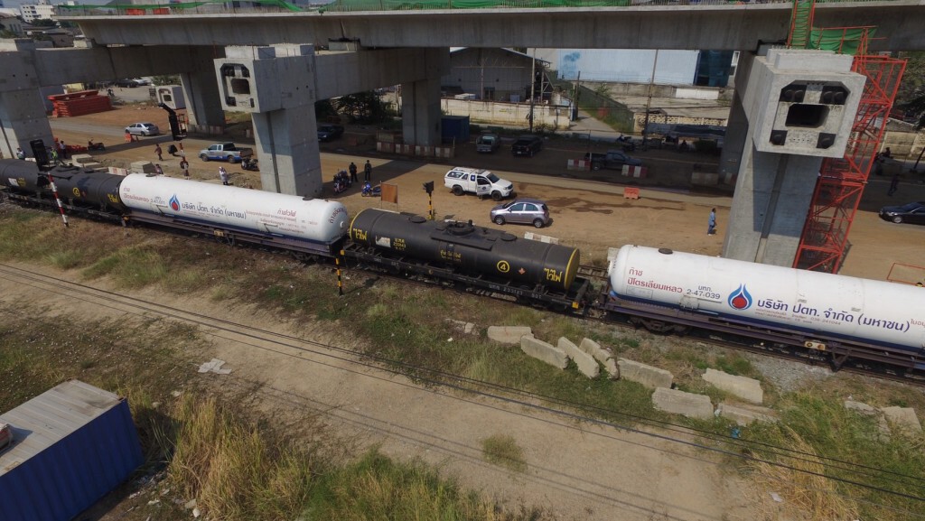 รถไฟบรรทุกวัตถุไวไฟตกราง! หน้าวัดเสมียนนารี จนท.เร่งกู้ รถไฟบรรทุกวัตถุไวไฟตกราง! หน้าวัดเสมียนนารี จนท.เร่งกู้