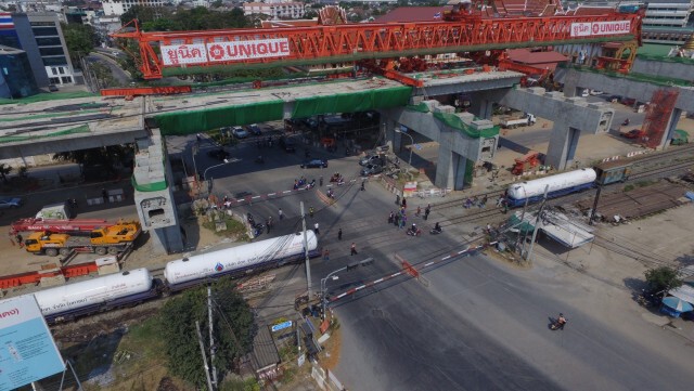 รถไฟบรรทุกวัตถุไวไฟตกราง! หน้าวัดเสมียนนารี จนท.เร่งกู้