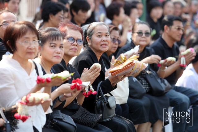 สมเด็จพระสังฆราช' 
เสด็จออกรับถวายเครื่องสักการะกลางท้องถนน !!!