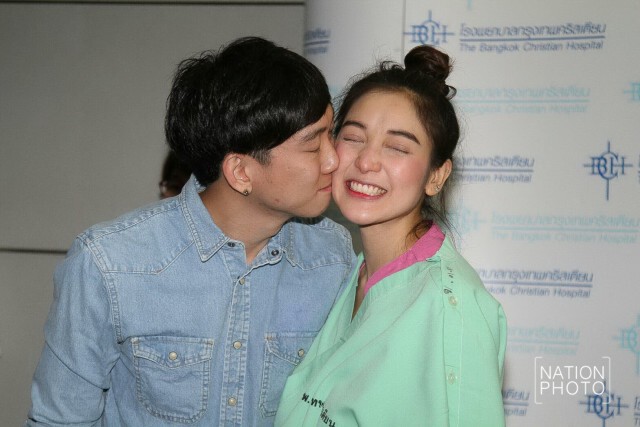 "แพท- เบนซ์"  อุ้มลูกแถลง  ยันสภาพจิตใจเข้มแข็ง